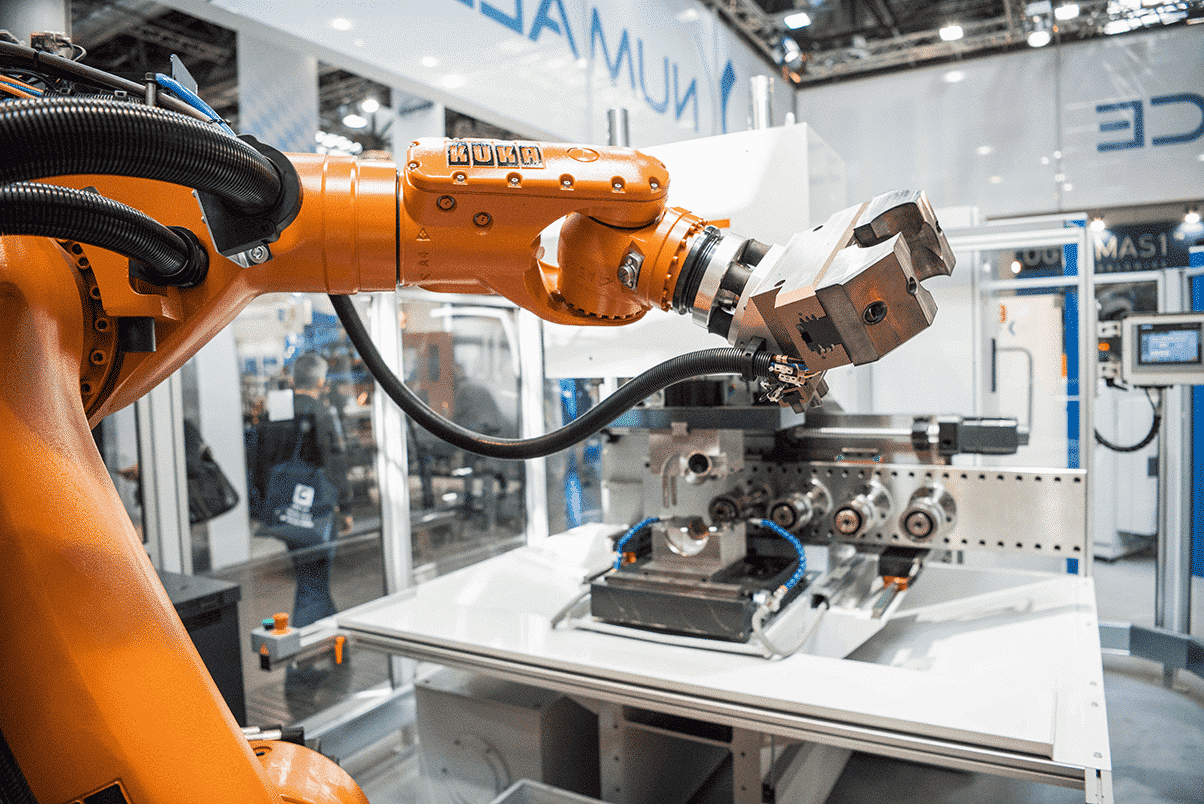 Detalle de brazo robótico automatizado color naranja
