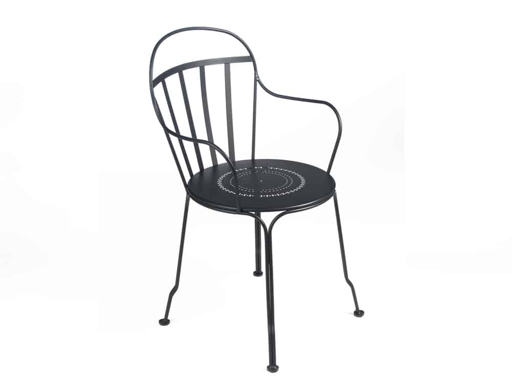 Detalle de silla de jardín color negro